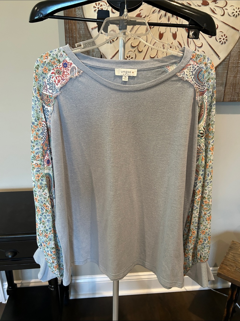 Umgee Women’s Long-Sleeve Top with Floral Contrast Sheer Sleeves/ Size XL Boho